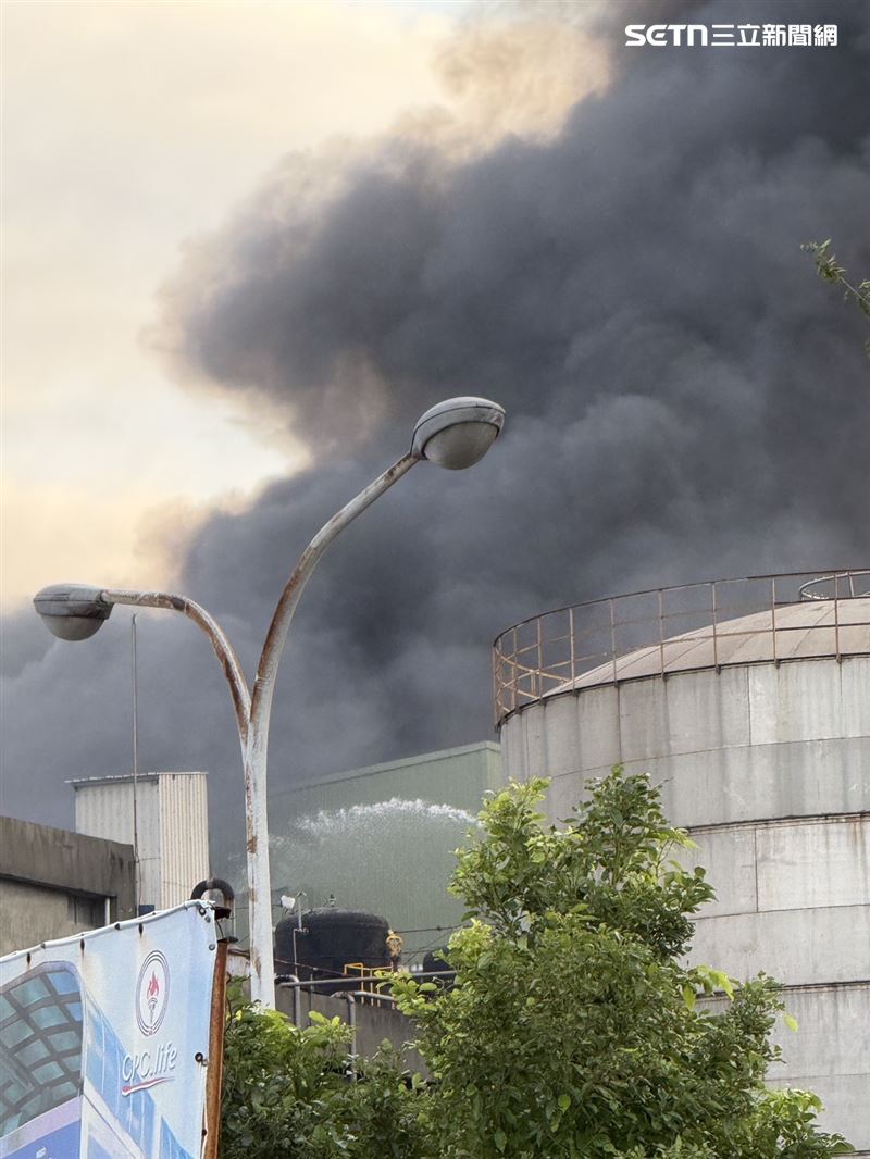 苗栗頭份市紡織工廠火警，火場竄出大量黑煙，現場濃煙密布。（圖／翻攝畫面）