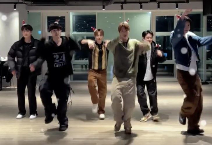 張藝興（左2）合體跳EXO〈初雪〉，遭粉絲嘲諷：「超難看」。（圖／翻攝自IG @weareone.exo）