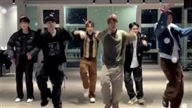  張藝興（左2）合體跳EXO〈初雪〉，遭粉絲嘲諷：「超難看」。（圖／翻攝自IG @weareone.exo）