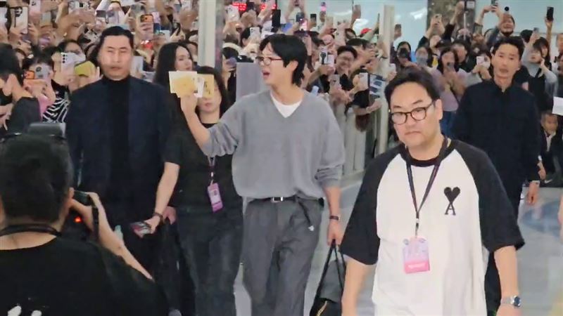 朴寶劍親切收信，並沿路向粉絲揮手致意。（圖／記者薛仁宏攝影）