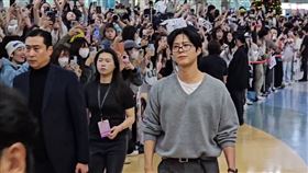韓流超人氣男神朴寶劍抵達高雄小港機場，立刻引發現場刺耳的尖叫聲（圖／記者薛仁宏攝影） 