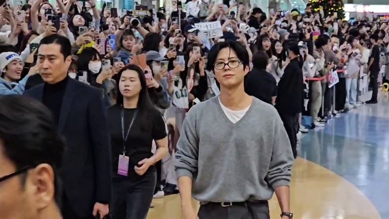 韓流超人氣男神朴寶劍抵達高雄小港機場，立刻引發現場刺耳的尖叫聲。（圖／記者薛仁宏攝影）
