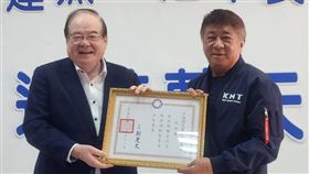 李乾龍頒贈委派令給陳雙全國民黨澎湖縣黨部5日在馬公民眾服務處舉辦建黨131週年表揚大會，國民黨秘書長李乾龍（左）與會，代表黨主席鄭麗文頒贈黨部主委陳雙全（右）委派令。中央社  114年12月5日