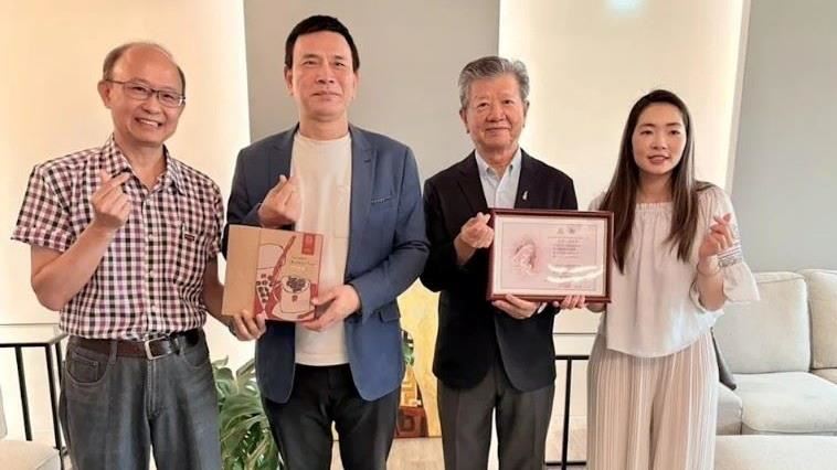 李丞軒推動城市公益燈箱　30年不輟