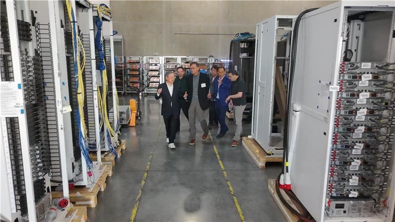 英特爾執行長陳立武（左3）在美超微共同創辦人、董事長暨執行長梁見後（左1）的帶領下，參觀美超微美國加州聖荷西AI伺服器基地，雙方合作火花引熱議。（圖／翻攝自美超微臉書）