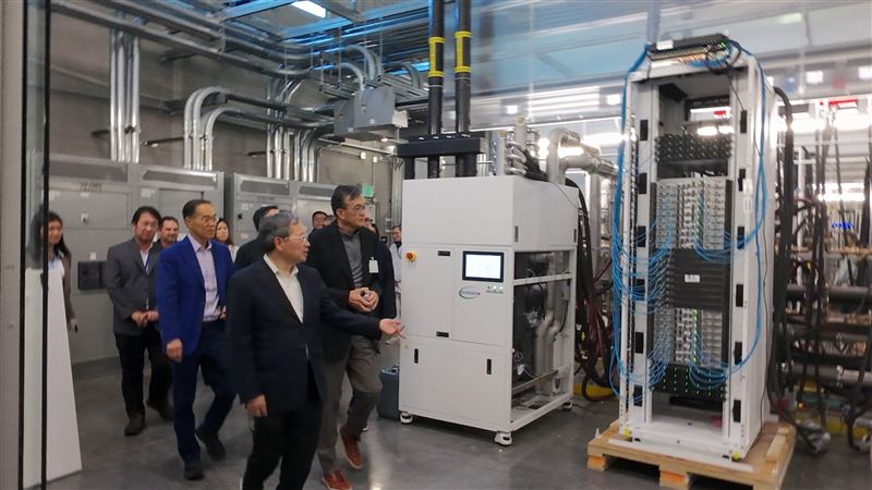 英特爾執行長陳立武（前排右1）在美超微共同創辦人、董事長暨執行長梁見後（前排左1）的帶領下，參觀美超微美國加州聖荷西AI伺服器基地，雙方合作火花引熱議。（圖／翻攝自美超微臉書）