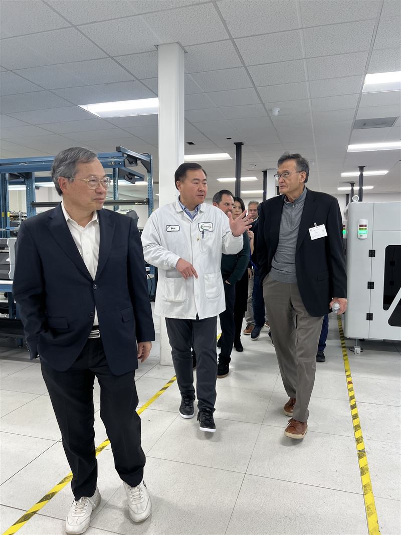 英特爾執行長陳立武（右1）在美超微共同創辦人、董事長暨執行長梁見後（左1）的帶領下，參觀美超微美國加州聖荷西AI伺服器基地，雙方合作火花引熱議。（圖／翻攝自美超微臉書）