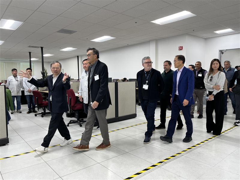 英特爾執行長陳立武（左5）在美超微共同創辦人、董事長暨執行長梁見後（左3）的帶領下，參觀美超微美國加州聖荷西AI伺服器基地，雙方合作火花引熱議。（圖／翻攝自美超微臉書）