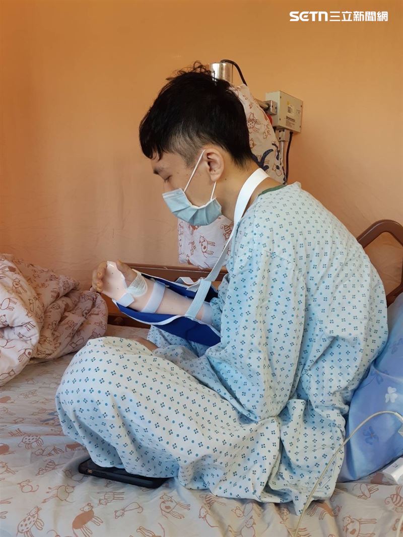 台北一名39歲李姓男子3年前右手掌遭利刃重創，接受義大院長杜元坤神經繞道手術後，目前已經復原7成。（圖／翻攝畫面）