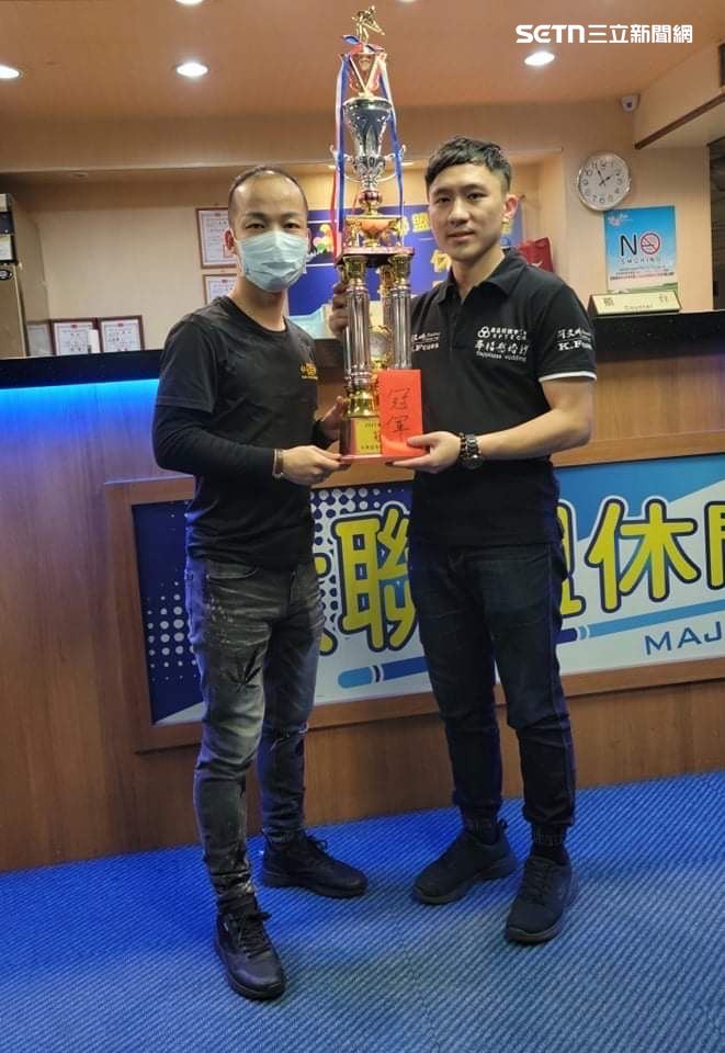 李男接受手術後經過復健手指功能恢復7成，還抱走了10多座花式撞球冠軍。（圖／翻攝畫面）