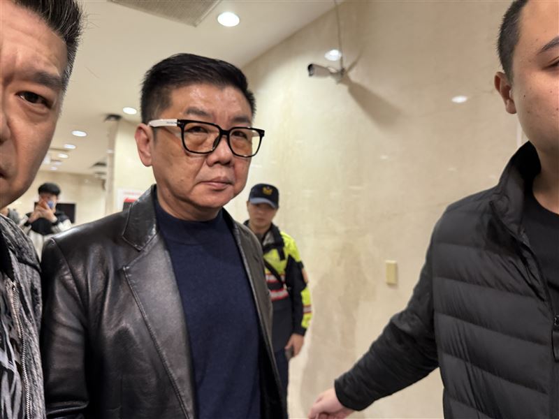 天道盟盟主「鐵霸」曾盈富80萬元交保。（圖／翻攝畫面）