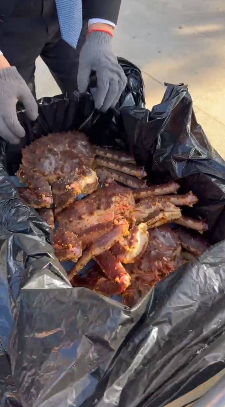 帝王蟹在人行道上展示完後，又裝箱帶回大樓。（圖／翻攝自Threads）