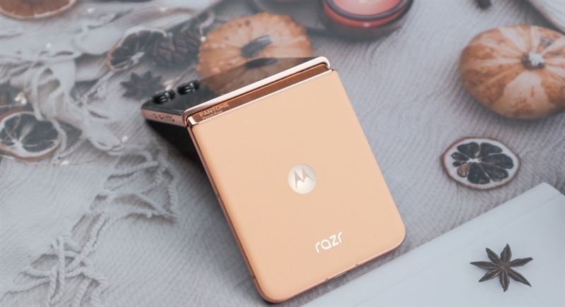 總降價冠軍moto Razr 50 Ultra的「半價出清」降價48%近乎腰斬。（圖／品牌業者提供）