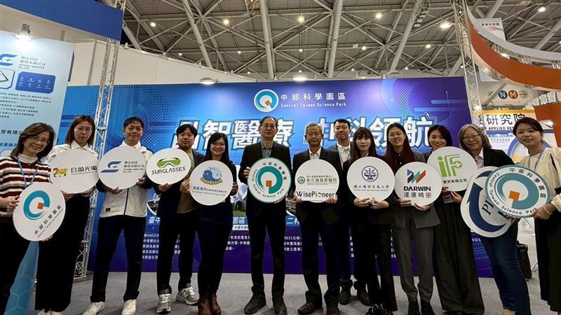 台灣醫療科技展盛大登場！竹科、中科、南科三大園區首度聯手，集結35家「生醫金雞母」組成國家隊，展出AI診斷、AR手術眼鏡、再生醫學等黑科技。竹科生醫營收破200億、南科聚落大爆發，賴清德總統親臨力挺，見證台灣跨域整合實力，要將台灣精準健康產業推向世界巔峰！（圖／中部科學園區提供）