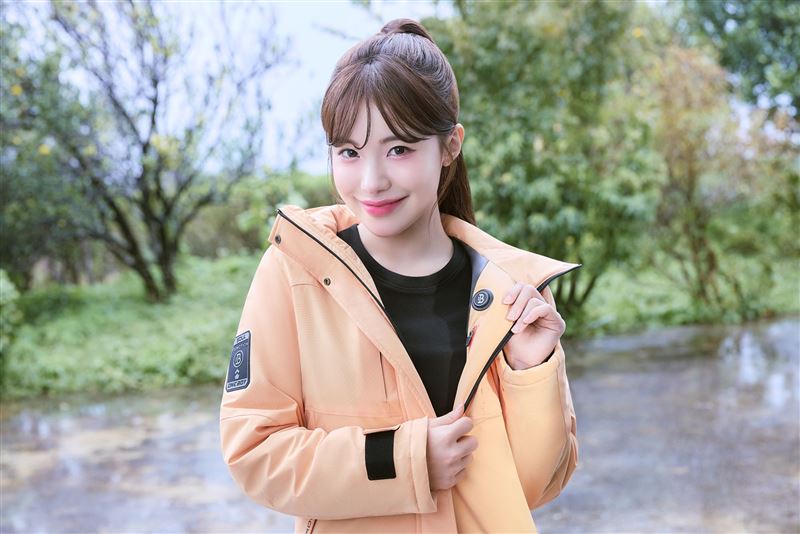 ONE BOY 品牌好友李多慧 甜美詮釋全新「ONE BOY七合一衝鋒衣 2.0」(圖／業者提供)