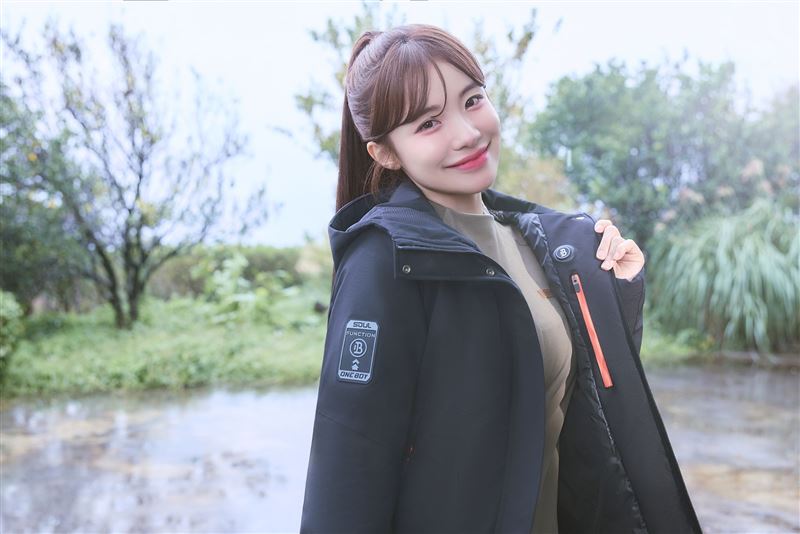 體驗到「一按即熱」的黑科技，李多慧穿上 ONE BOY 衝鋒衣直呼：「我要！」(圖／業者提供)