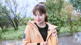 體驗到「一按即熱」的黑科技，李多慧穿上 ONE BOY 衝鋒衣直呼：「我要！」(圖/業者提供)