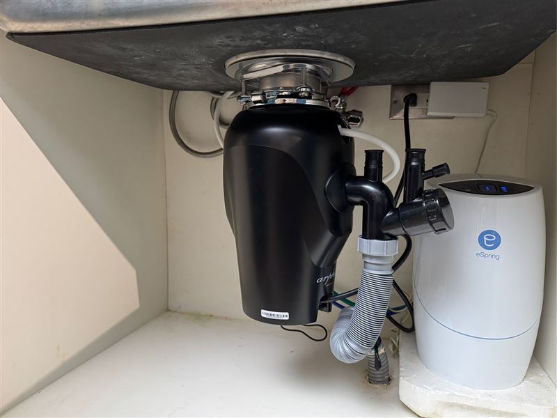 粉碎研磨型廚餘機多採廚下安裝，不佔檯面空間。（圖／品牌業者提供）