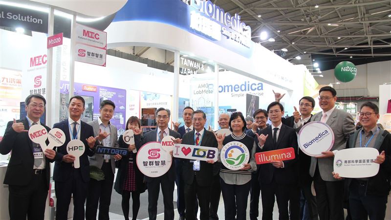台灣醫療科技展盛大登場！竹科、中科、南科三大園區首度聯手，集結35家「生醫金雞母」組成國家隊，展出AI診斷、AR手術眼鏡、再生醫學等黑科技。竹科生醫營收破200億、南科聚落大爆發，賴清德總統親臨力挺，見證台灣跨域整合實力，要將台灣精準健康產業推向世界巔峰！（圖／南部科學園區提供）