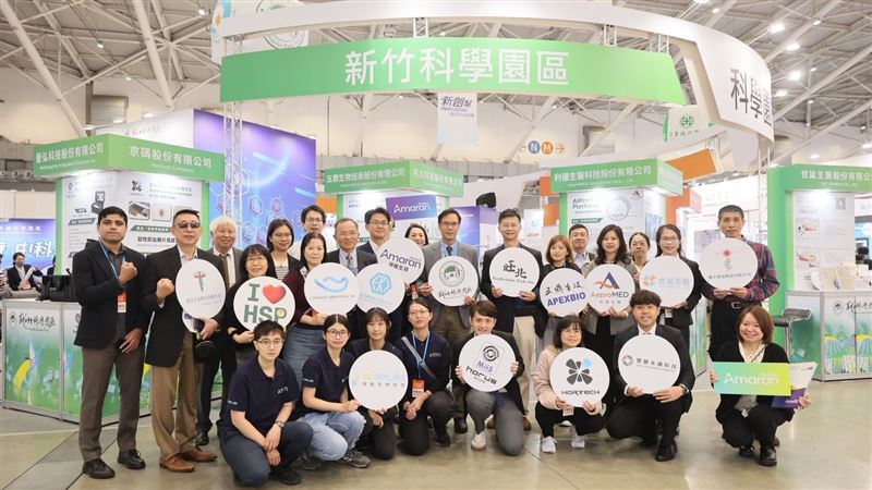 台灣醫療科技展盛大登場！竹科、中科、南科三大園區首度聯手，集結35家「生醫金雞母」組成國家隊，展出AI診斷、AR手術眼鏡、再生醫學等黑科技。竹科生醫營收破200億、南科聚落大爆發，賴清德總統親臨力挺，見證台灣跨域整合實力，要將台灣精準健康產業推向世界巔峰！（圖／新竹科學園區提供）