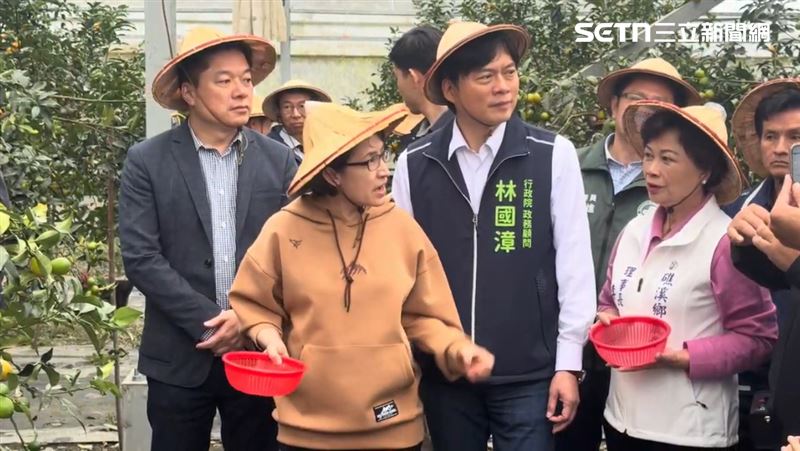 蕭美琴與林國漳前往金桔農園，瞭解農民需求。（圖／林國漳辦公室提供）