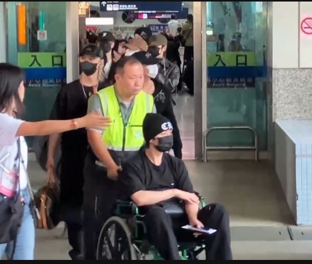 Lee Know被人用輪椅推出來。（圖／記者黃啟超攝影）