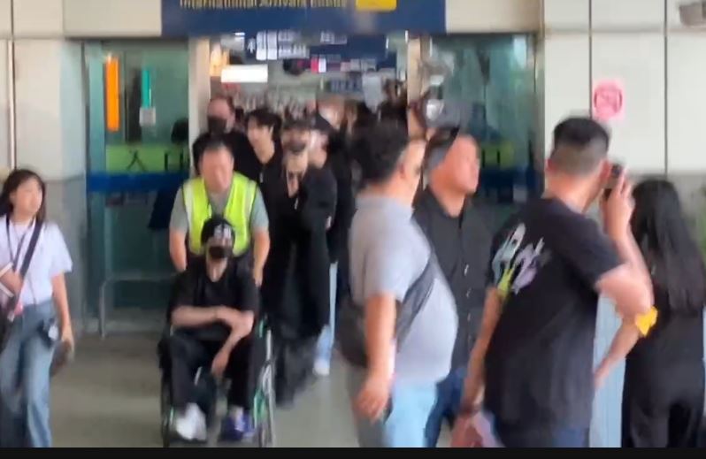 Lee Know（左）坐輪椅現身，因為先前在MAMA表演途中「腳踝受傷」。（圖／記者黃啟超攝影）