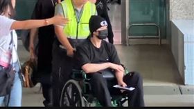 Lee Know被人用輪椅推出來。（圖／記者黃啟超攝影）