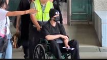 人氣男團抵台參加AAA　成員坐輪椅出來