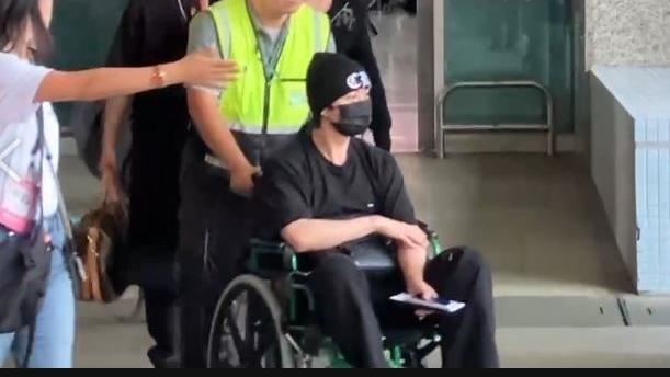 人氣男團抵台參加AAA　成員坐輪椅出來