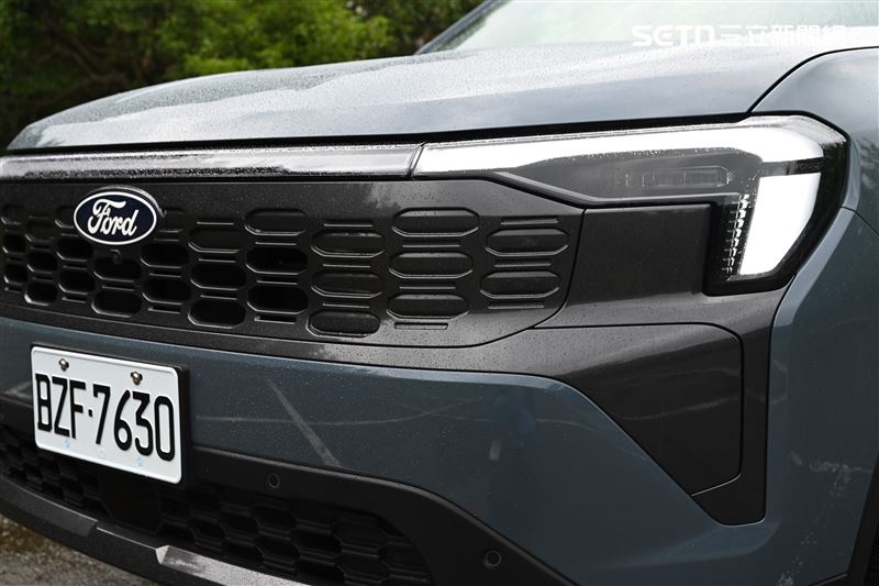 有如F-150的貫穿試LED大燈。（圖／記者鍾釗榛攝）