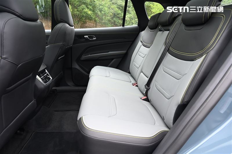 寬敞的後座空間與平整化地板。（圖／記者鍾釗榛攝）