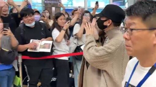 大咖日星抵達高雄AAA　機場粉絲驚見嚇喊