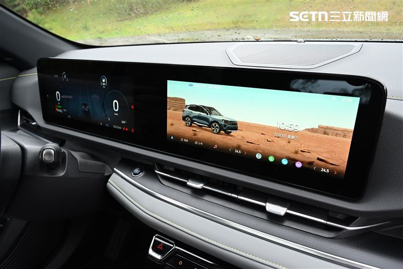 雙12.3吋懸浮螢幕。（圖／記者鍾釗榛攝）