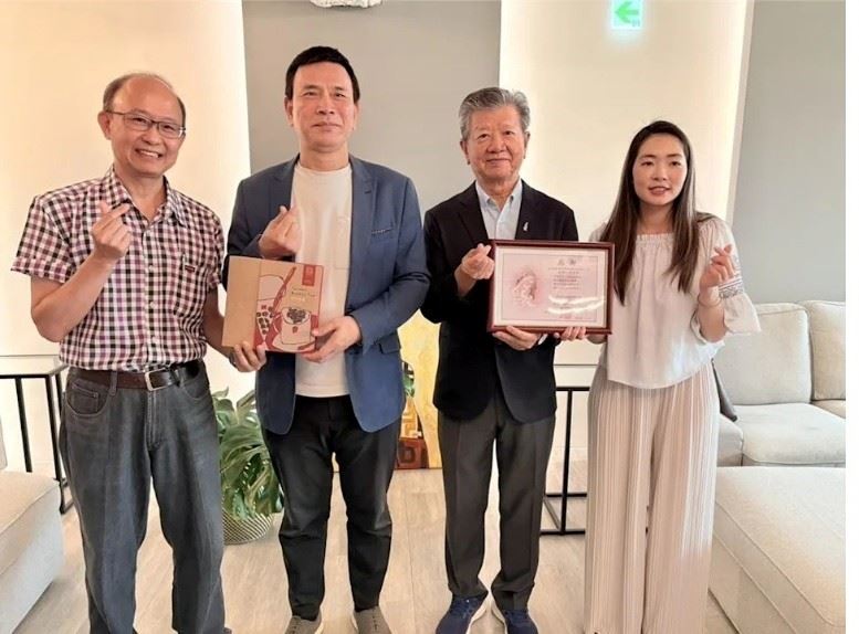 戶外媒體先行者與媒體公司創辦人李丞軒，以廣告燈箱照亮社會需求(圖／合和集團提供)