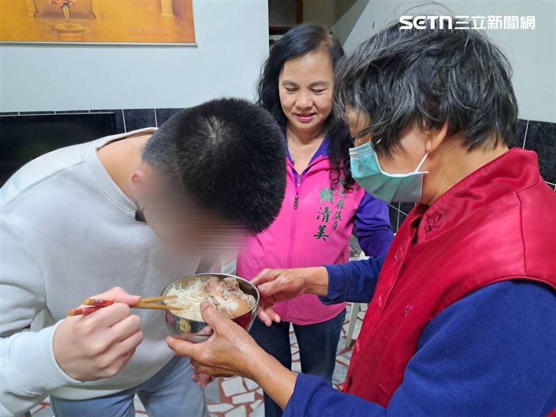 黃男吃下阿嬤準備的豬腳麵線，眼淚在眼框打轉。（圖／彰化縣議員賴清美提供）