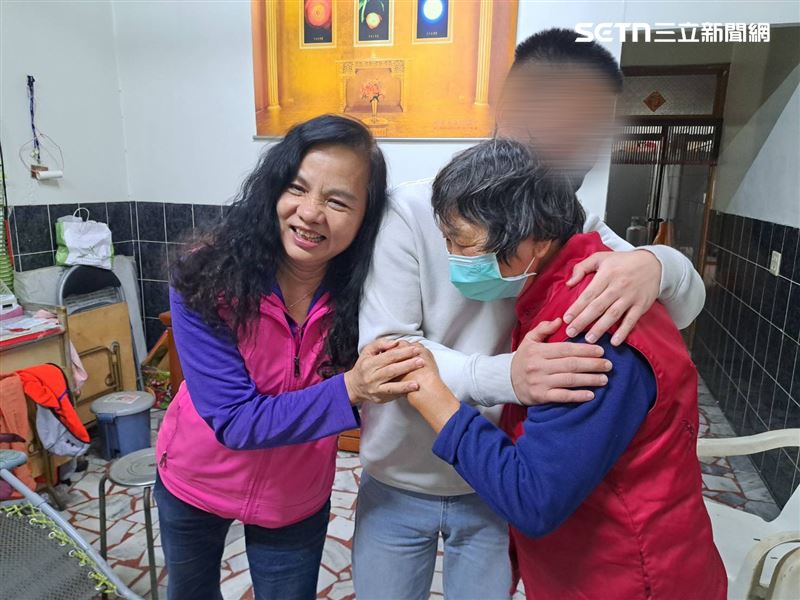 鹹粥嬤的金孫回家了！祖孫相擁落淚。（圖／彰化縣議員賴清美提供）