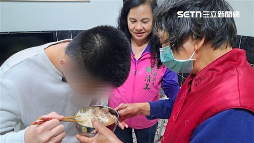 鹹粥嬤金孫回來了！相擁落淚：找正當工作