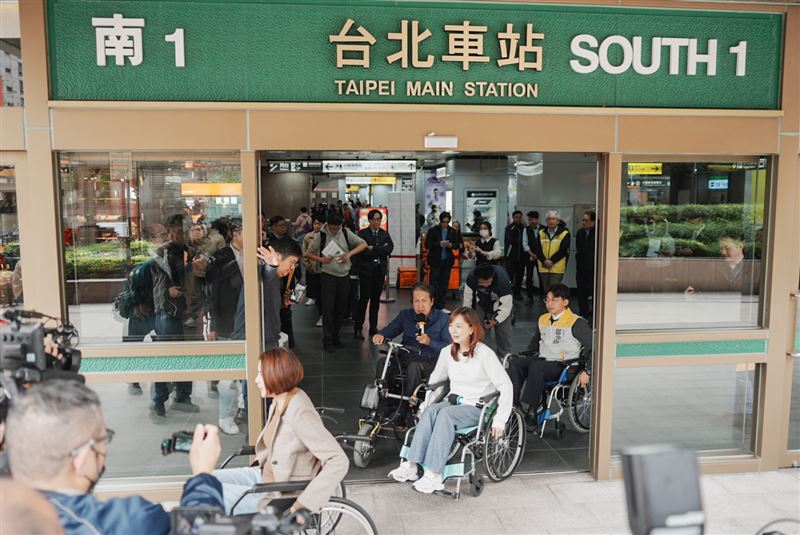 郭昱晴立委、陳菁徽立委、時代力量發言人鄭宇焱等，親身體驗以輪椅行經戶外的K1電梯，再至捷運台北站地下一樓的過程。（圖／主辦單位提供）