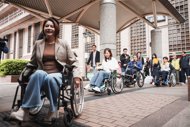 多個身心障礙團體今在台北車站以輪椅實測無障礙動線，揭示車站環境對身障者仍充滿阻礙。（圖／主辦單位提供）