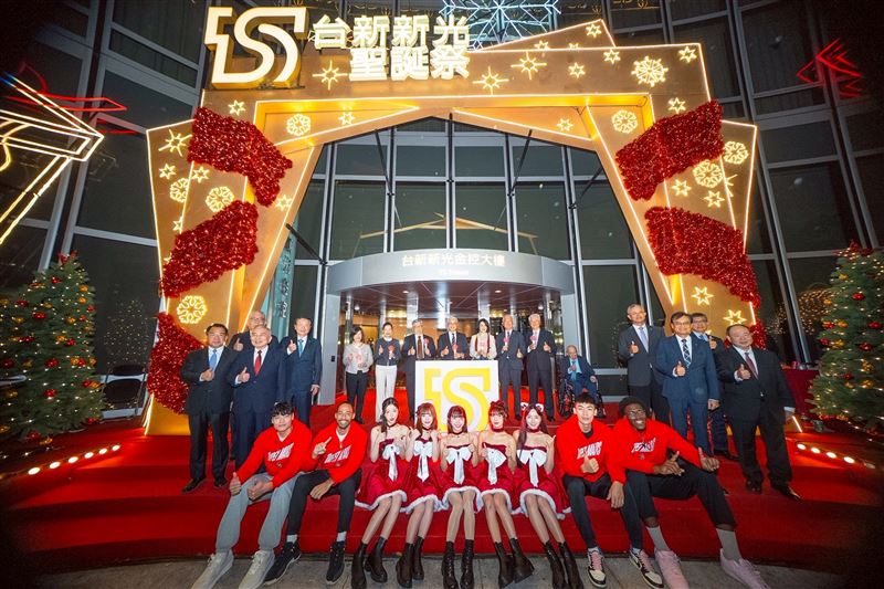 台新新光金控合併後第一次舉行聖誕點燈活動，吳東亮董事長及夫人帶領同仁及台新戰神啦啦隊點亮「下雪聖誕樹」，(由左至右)賴昭吟財務長、王美花獨董、郭瑞嵩董事、吳東亮董事長、董事長夫人、魏寶生副董事長、林維俊總經理。（圖／台新新光提供）