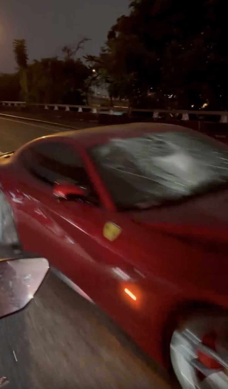 法拉利疑似因為打滑不慎自撞，電線桿應聲斷裂。（圖／翻攝自Threads @tainan_food33）