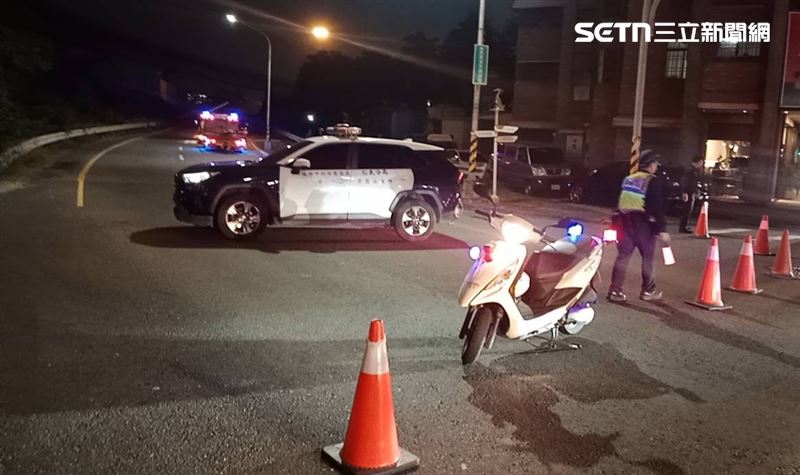 警方獲報趕到現場處理，周男無明顯外傷。（圖／翻攝畫面）