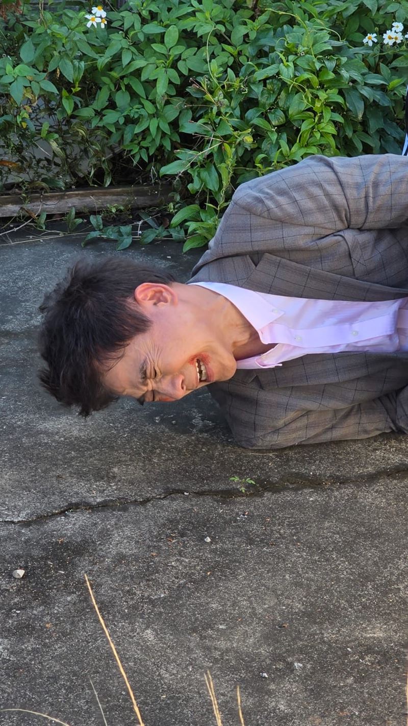 翁家明頂著寒風，在地上打滾。（圖／民視提供）