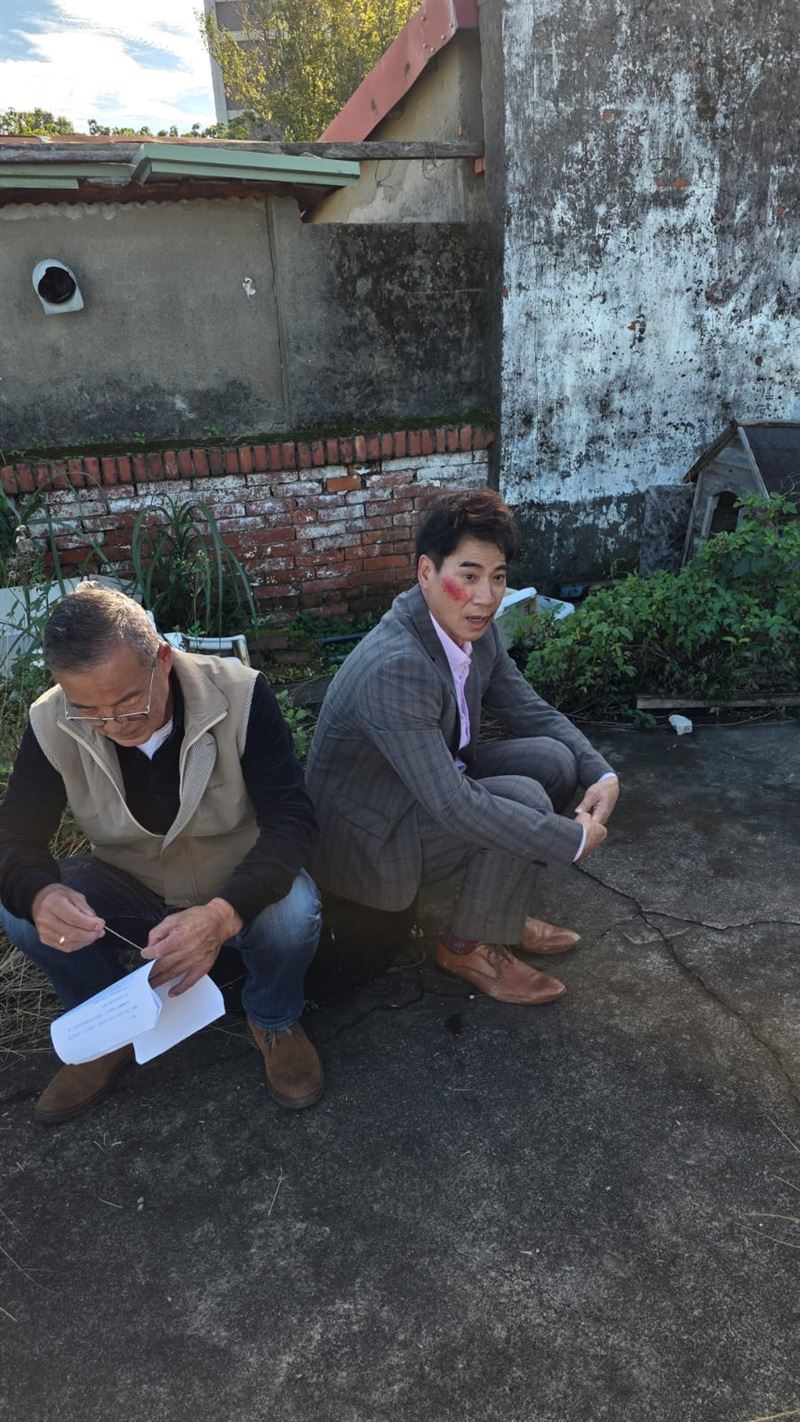 翁家明（右）拍攝打鬥戲後，服裝、鞋子滿是磨痕，與龍天翔（左）在一旁休息。（圖／民視提供）