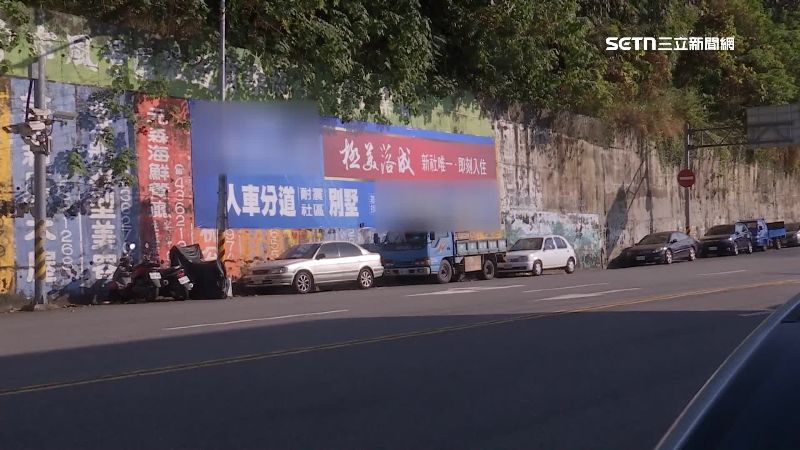 建商的廣告布條也掛在上面