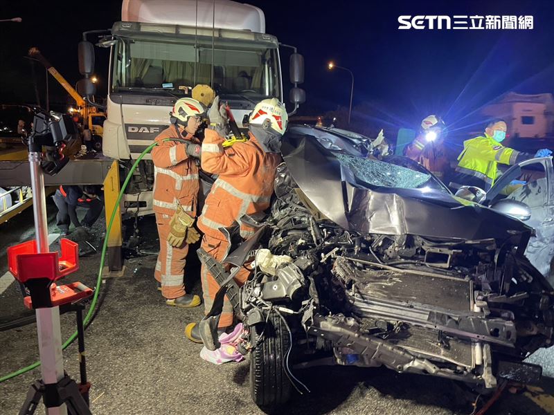 國道三號香山路段發生4連撞車禍，一共6人受傷，其中1人頭部重創OHCA。（圖／翻攝畫面）