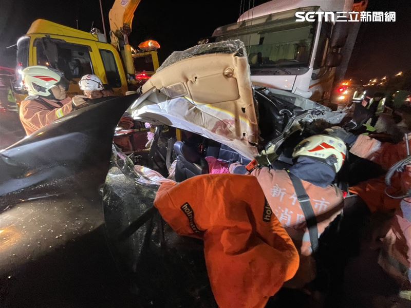 國道三號香山路段發生4連撞車禍，一共6人受傷，其中1人頭部重創OHCA。（圖／翻攝畫面）