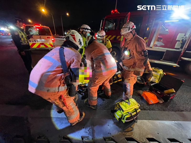 國道三號香山路段發生4連撞車禍，一共6人受傷，其中1人頭部重創OHCA。（圖／翻攝畫面）