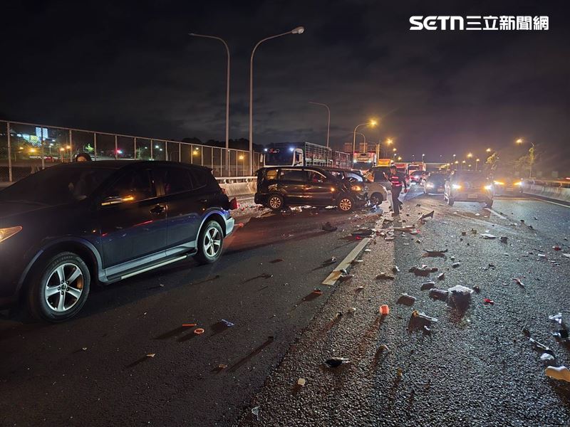 國道三號香山路段發生4連撞車禍，一共6人受傷，其中1人頭部重創OHCA。（圖／翻攝畫面）